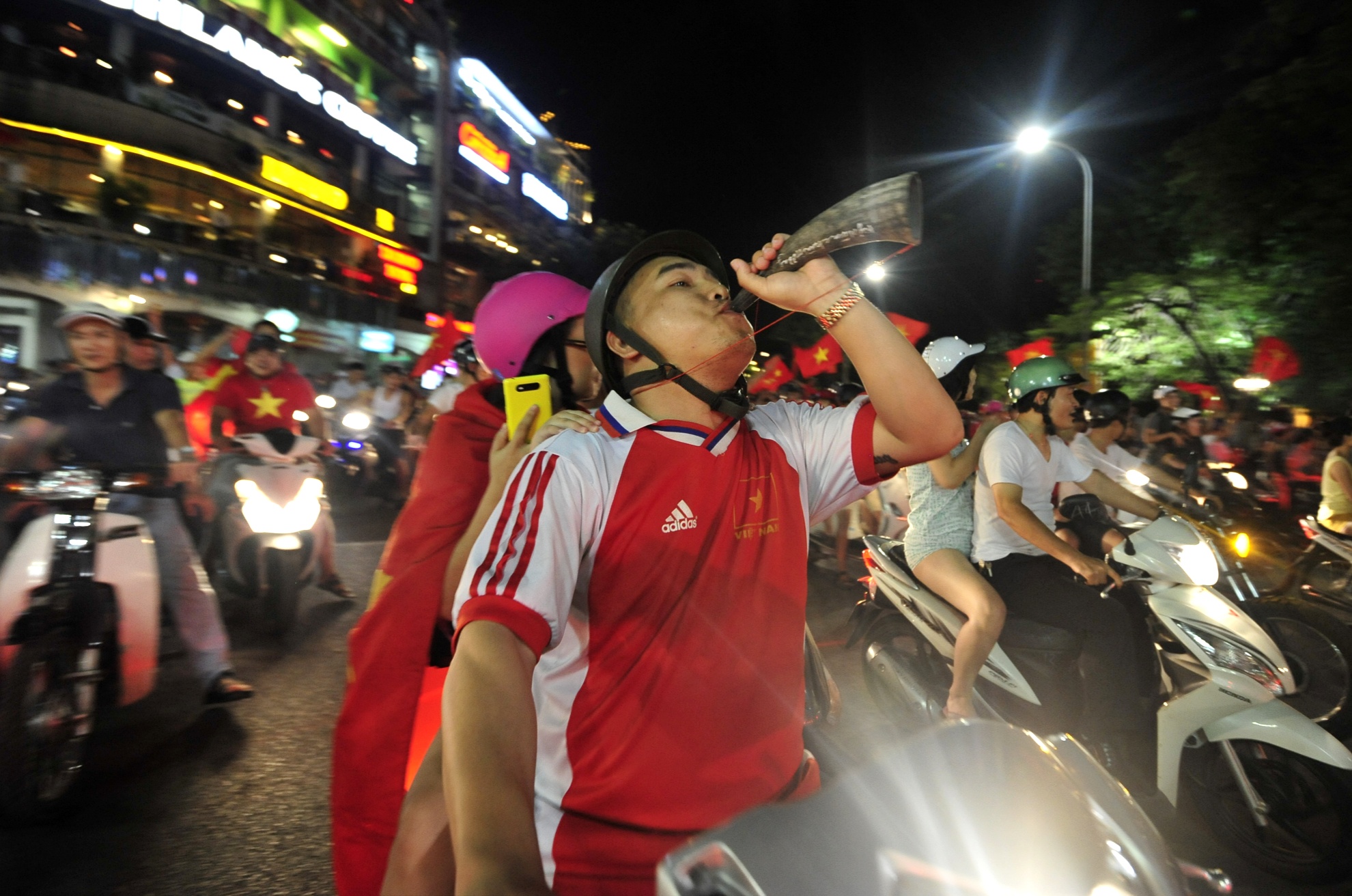Co dong vien xuong duong, dot phao sang an mung hinh anh
