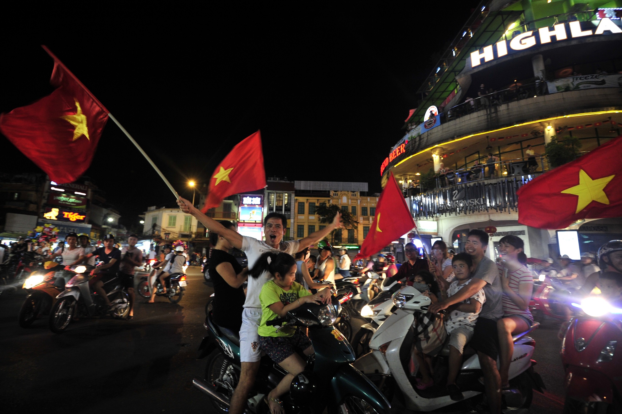 Ha Noi bung no sau chien thang cua U19 Viet Nam hinh anh