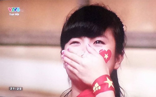 Fan nu bat khoc cung U19 Viet Nam hinh anh