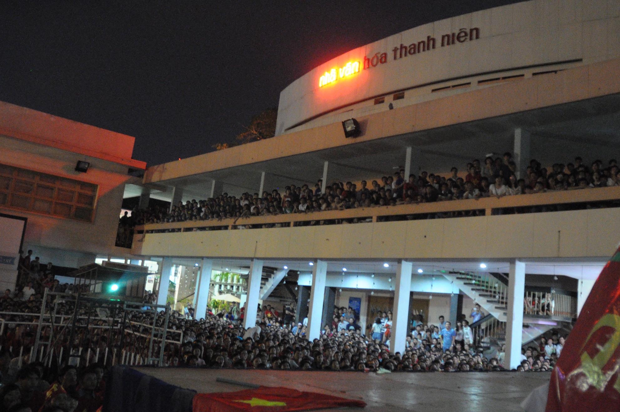 Để cổ vũ cho đội tuyển U19 Việt Nam thi đấu, nhà văn hóa Thanh niên đã cho lắp màn hình rộng để cho người hâm mộ theo dõi.