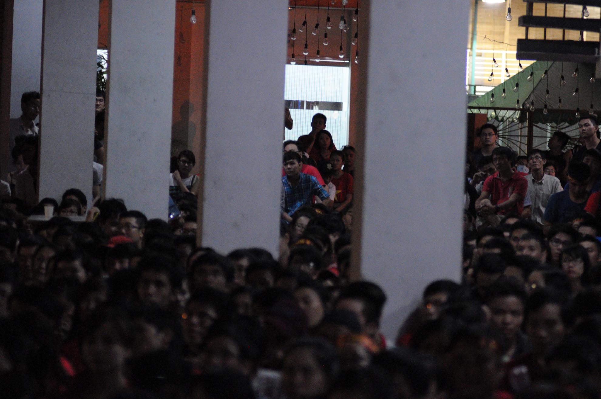 Rất đông người hâm mộ đã đến nhà văn hóa cùng theo dõi trận đấu. Tuy nhiên, vì sân nhà văn hóa quá nhỏ không đủ sức chứa cho hàng nghìn người.