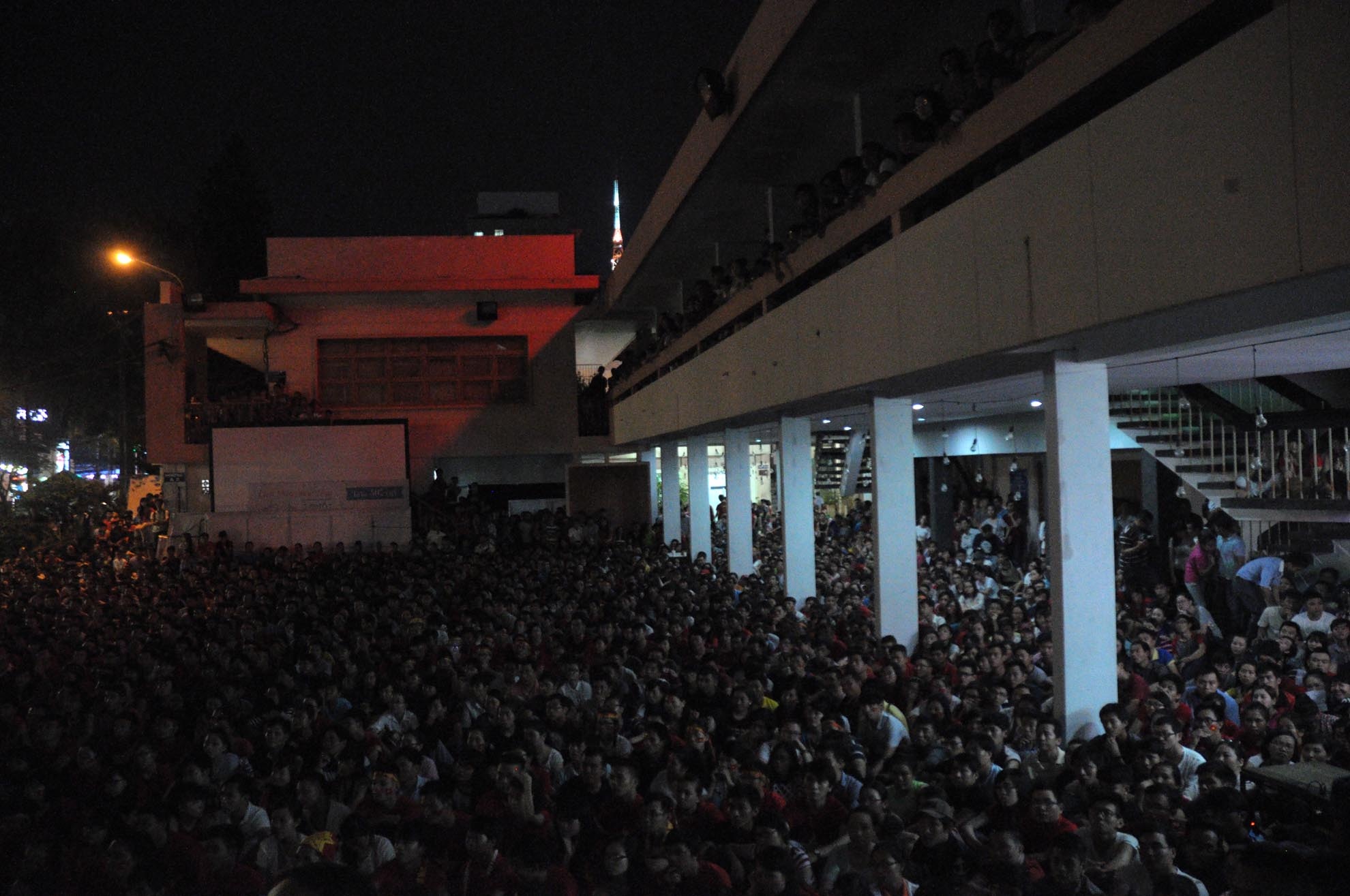 Mọi ngóc ngách từ cầu thàng, lan can sân thượng của nhà văn hóa đều chật kín người đứng, người ngồi theo dõi trận đấu.