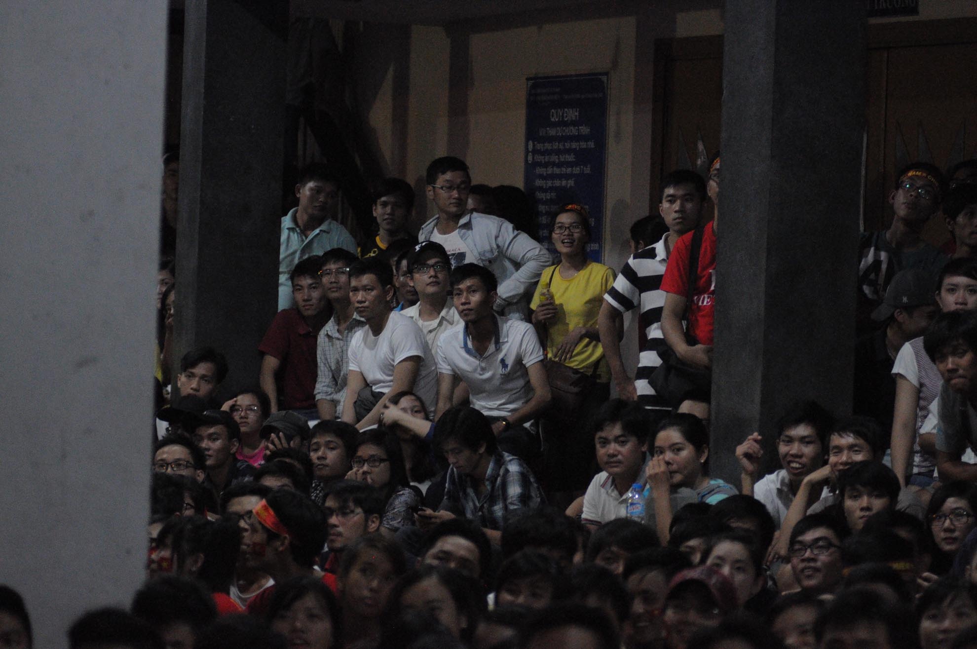 Nhiều người hâm mộ phải đứng cả buổi để cổ vũ các cầu thủ thi đấu.