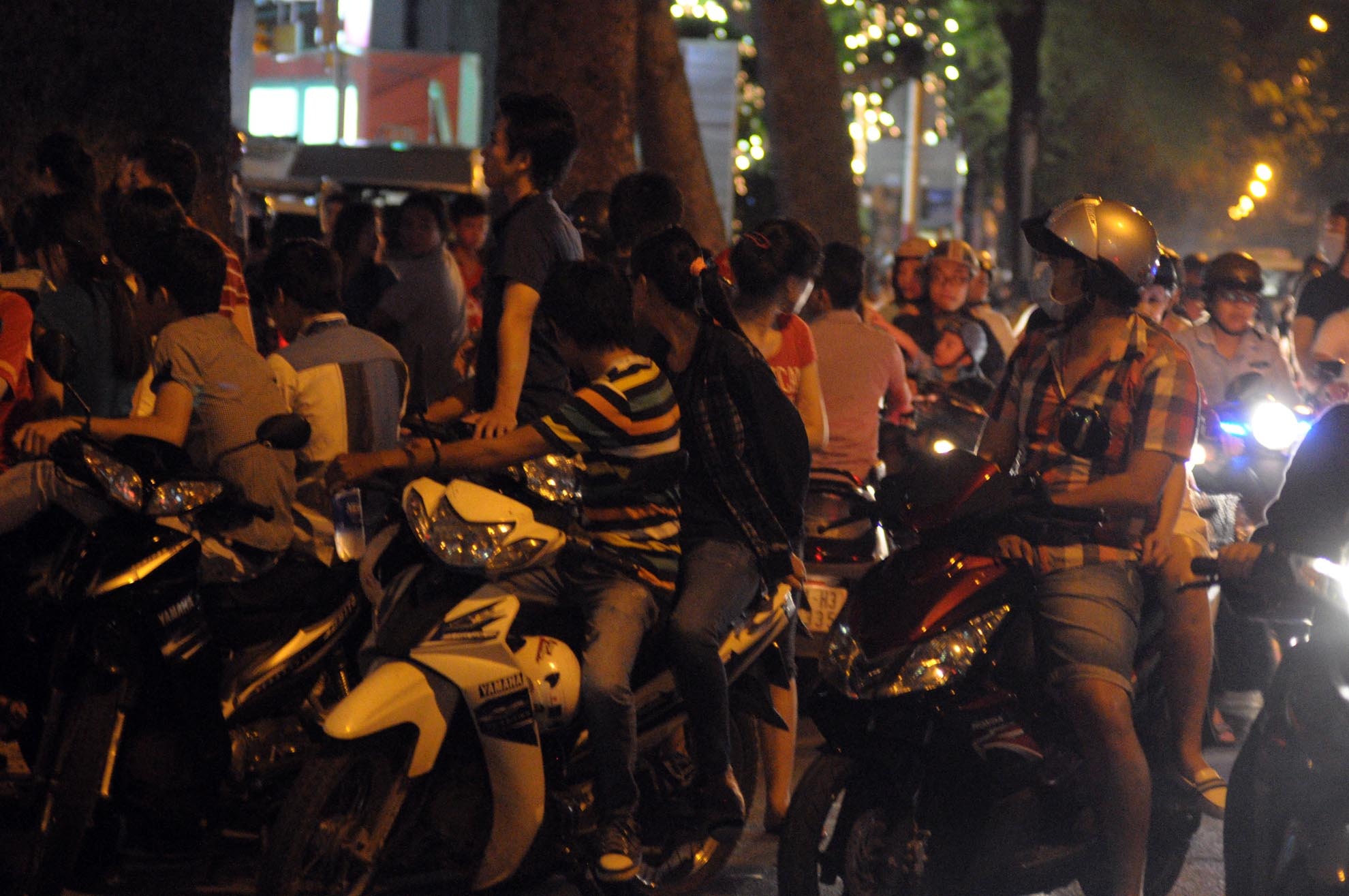 Ngoài ra, rất nhiều người đến muộn không còn chỗ để xe, phải đứng phía ngoài đường để theo dõi trận đấu.