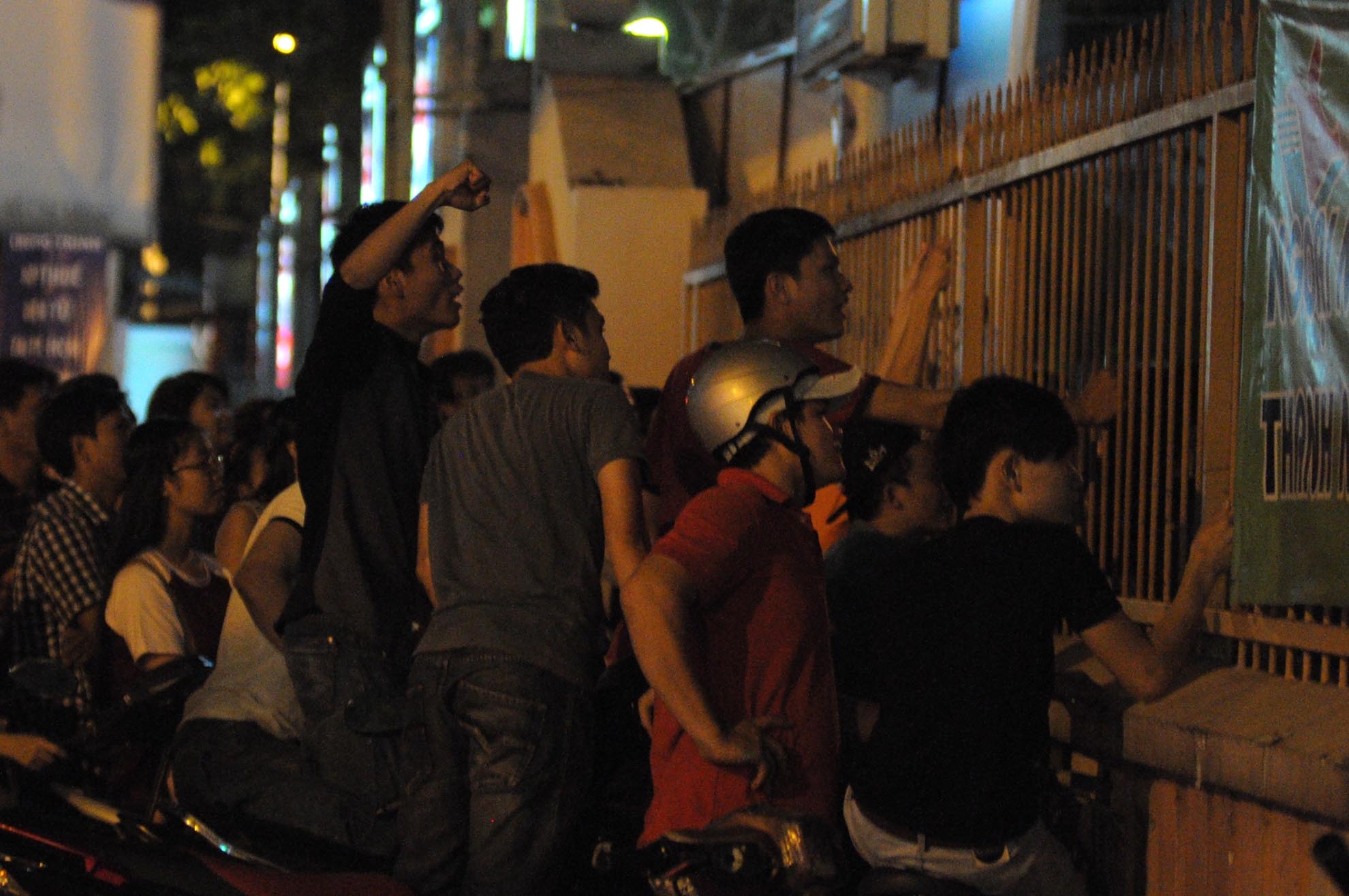 Dù điều kiện không tốt, nhưng tình yêu của người hâm mộ dành cho các cầu thủ hết mình.