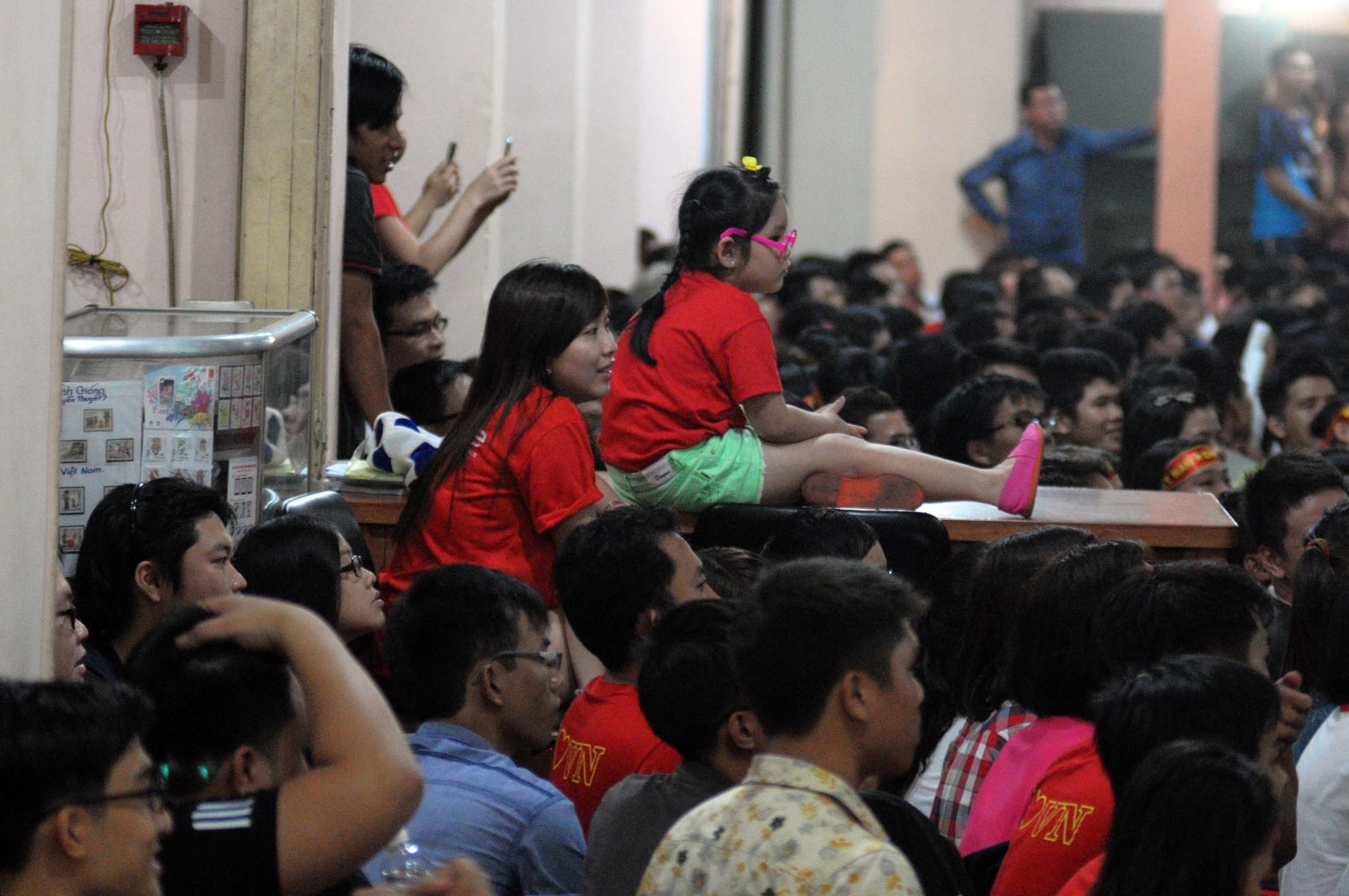 Khan gia TP.HCM chen nhau theo doi U19 Viet Nam hinh anh