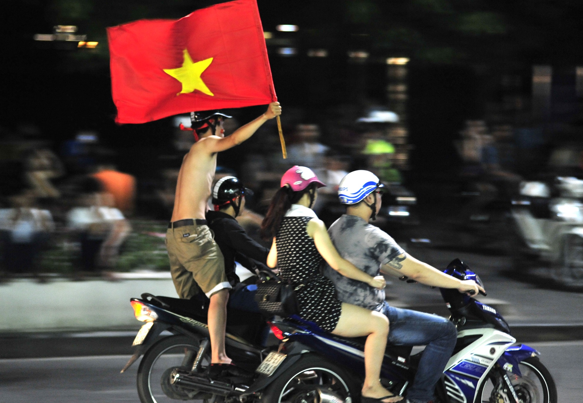 Co dong vien xuong duong dieu hanh sau tran chung ket U19 hinh anh