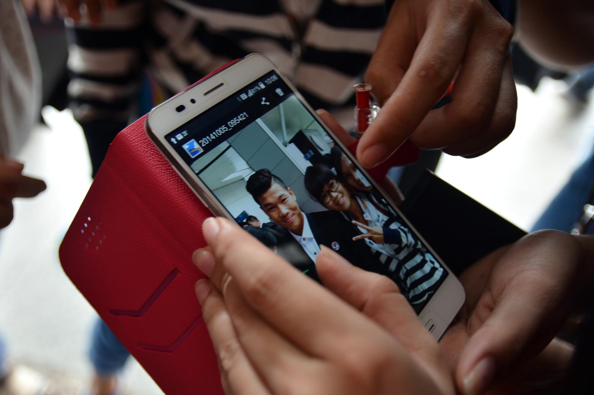 Khoe những tấm hình chụp chung với các cầu thủ tài năng của bóng đá Việt Nam.