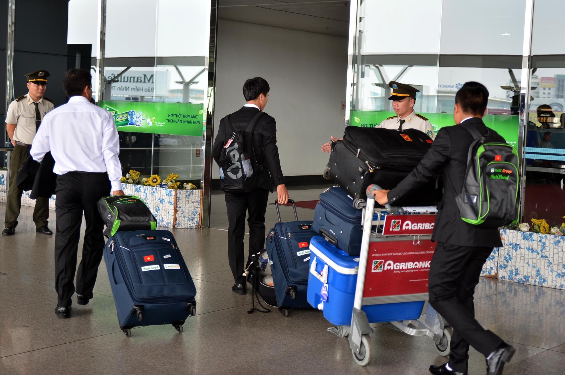 Sau khi xuống từ xe khách, các cầu thủ U19 VN nhanh chóng vào sân bay làm thủ tục.