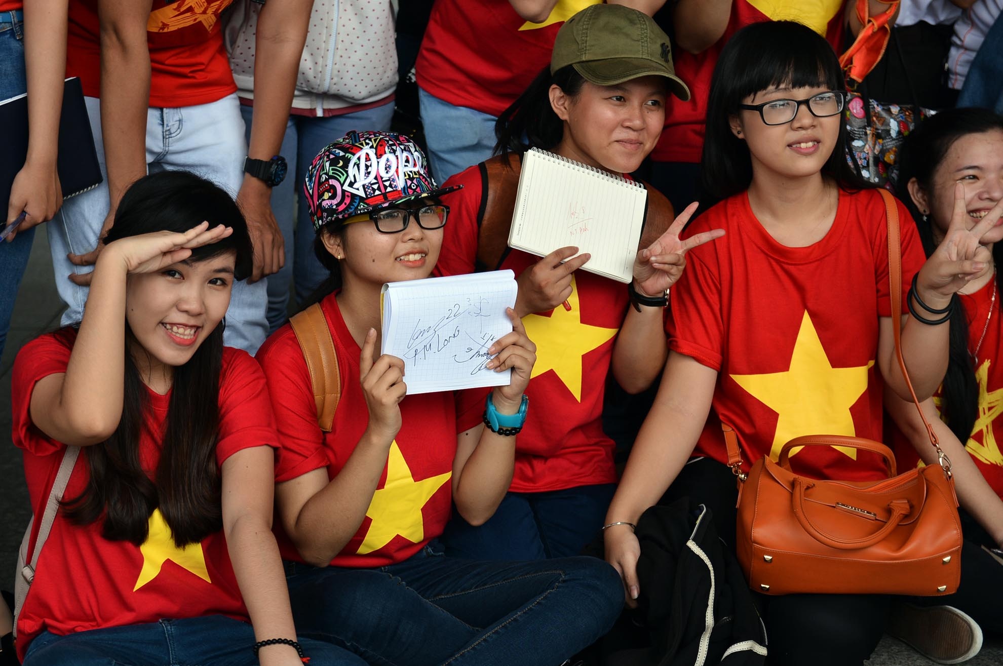 Các cổ động viên cùng nhau chụp hình lưu niệm trong lần tiễn các cầu thủ đi thi đấu.