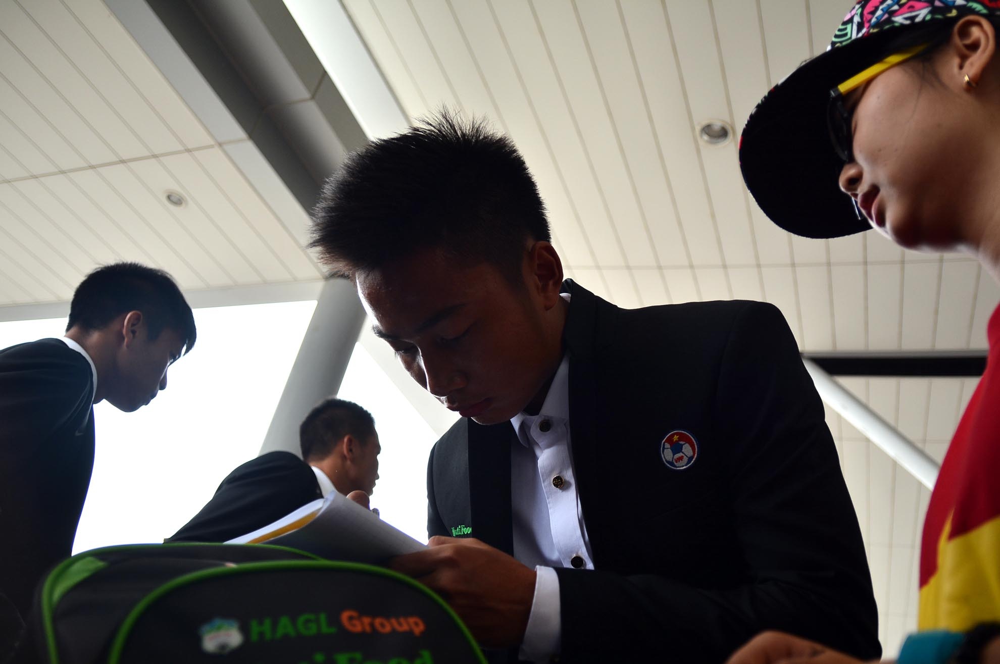 Để tiếp thêm sức mạnh cho các cầu thủ trẻ, người hâm mộ đã ra từ sớm để chờ đón và xin chữ ký, chụp hình lưu niệm các tuyển thủ.