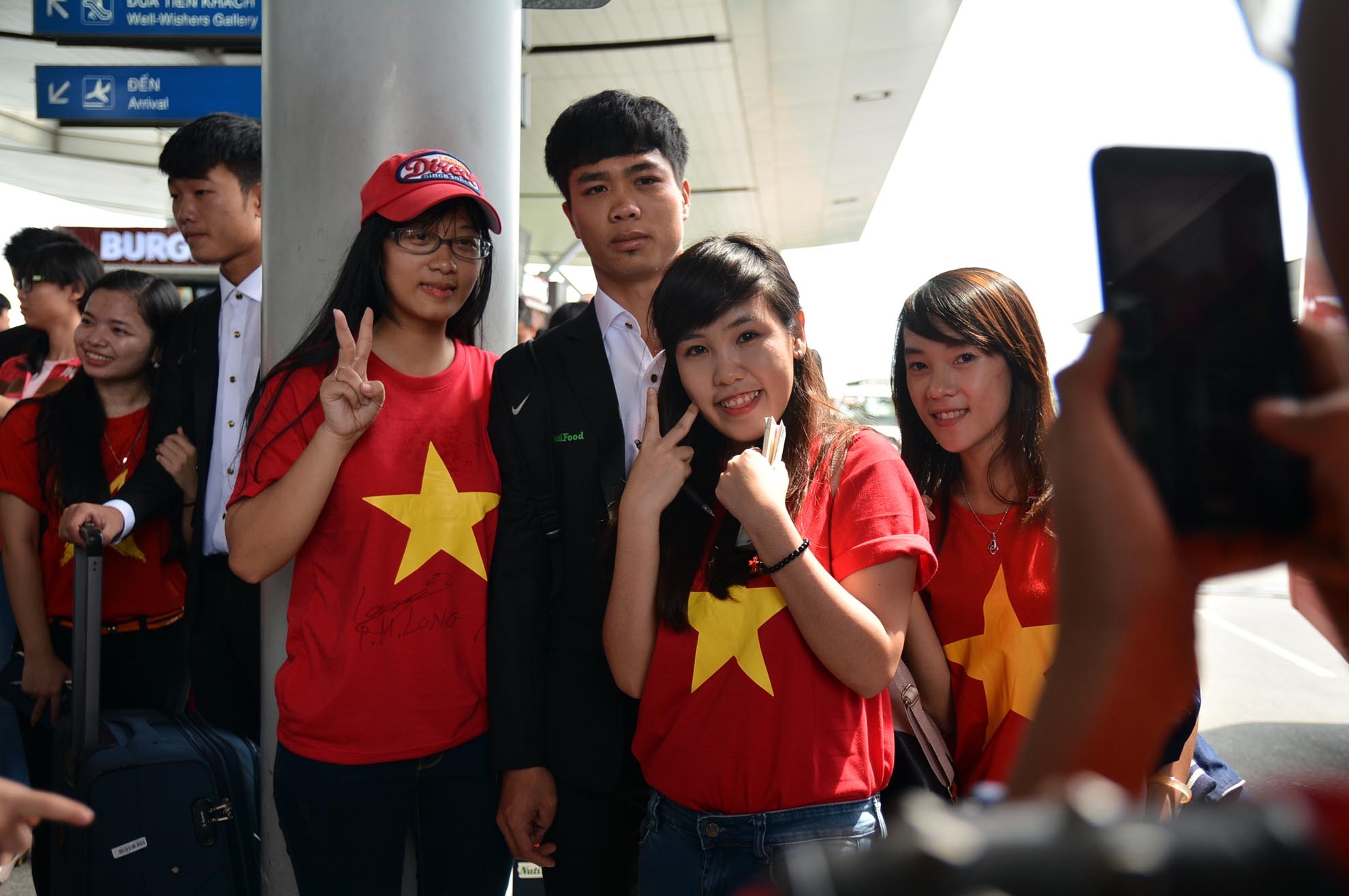 Các cổ động viên nữ chụp chung với thần tượng tiền đạo Nguyễn Công Phượng.