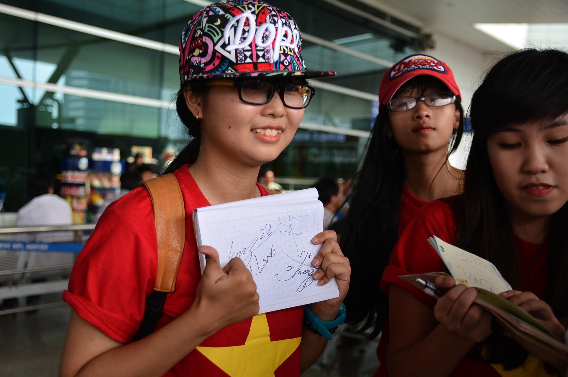 Bạn Mai Huyền (sinh viên) vui mừng khi xin được chữ ký của các cầu thủ U19 VN.