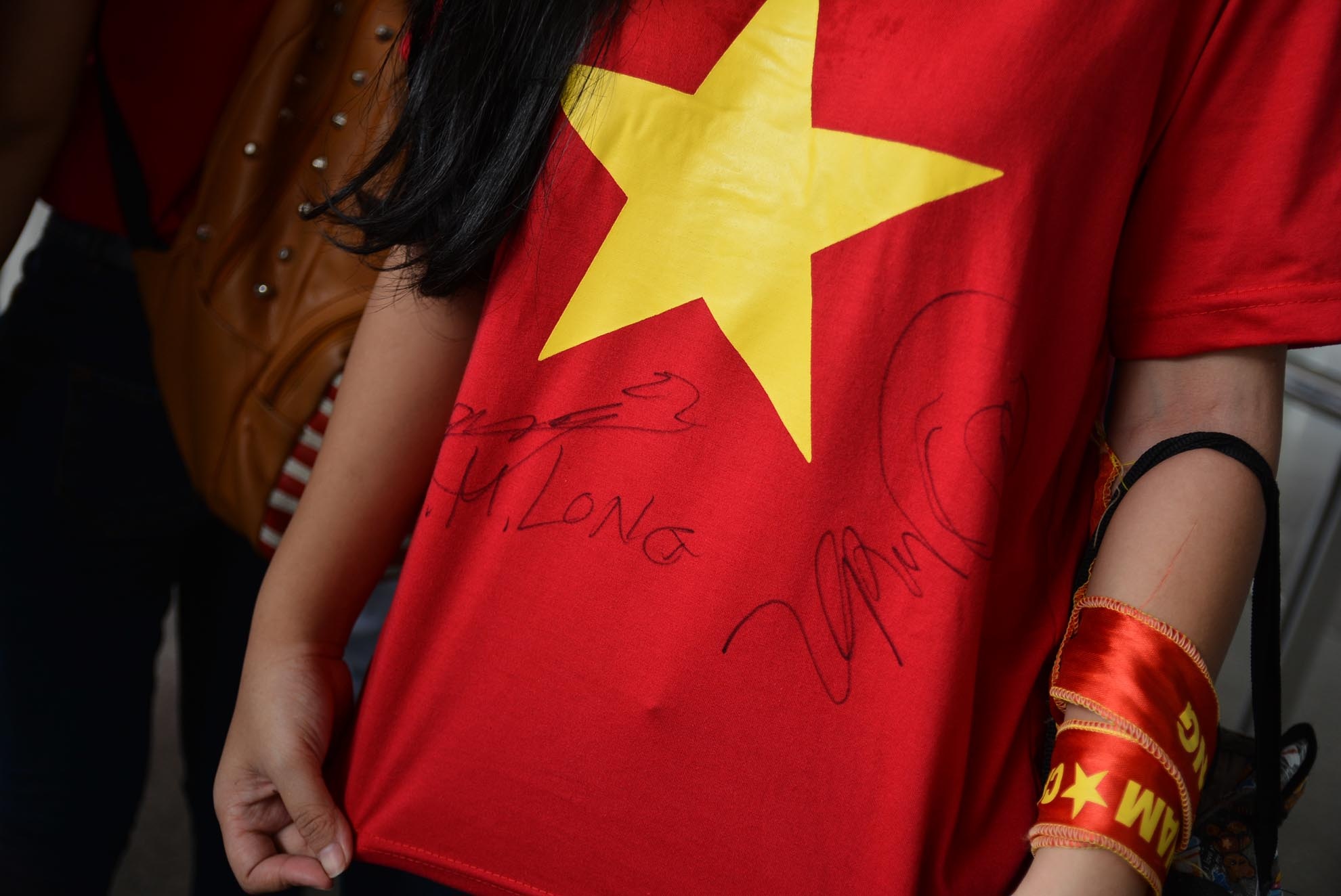 Một bạn nữ được ký tặng lên áo.