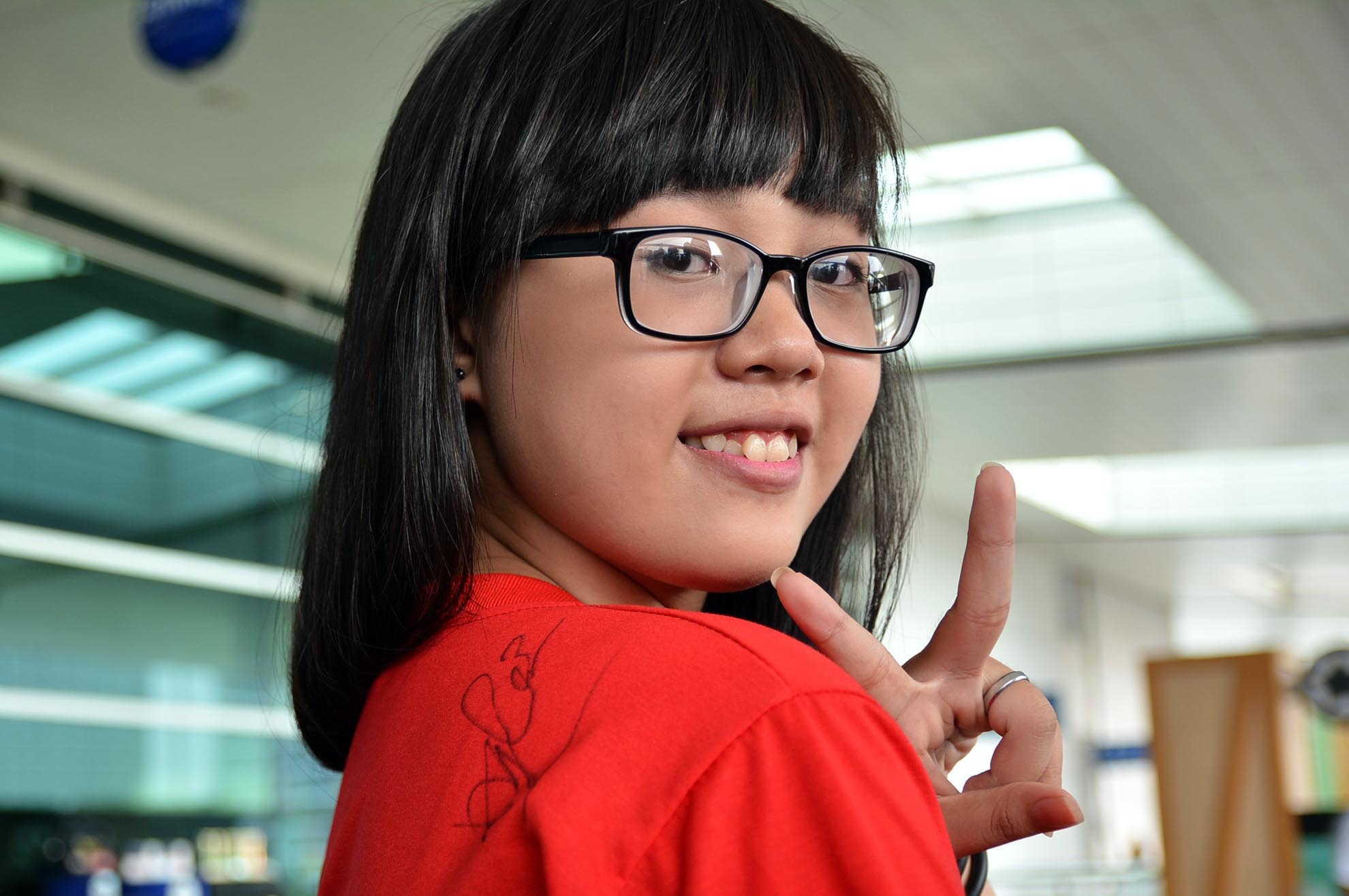 Bạn Hồng Diễm, đến từ rất sớm để chào đón các cầu thủ.