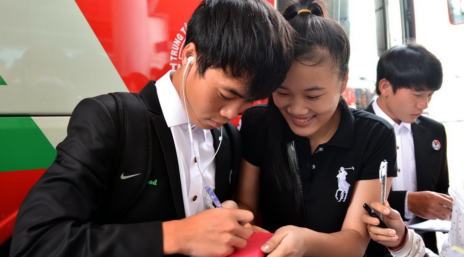 Fan nu san don cau thu U19 Viet Nam o san bay hinh anh