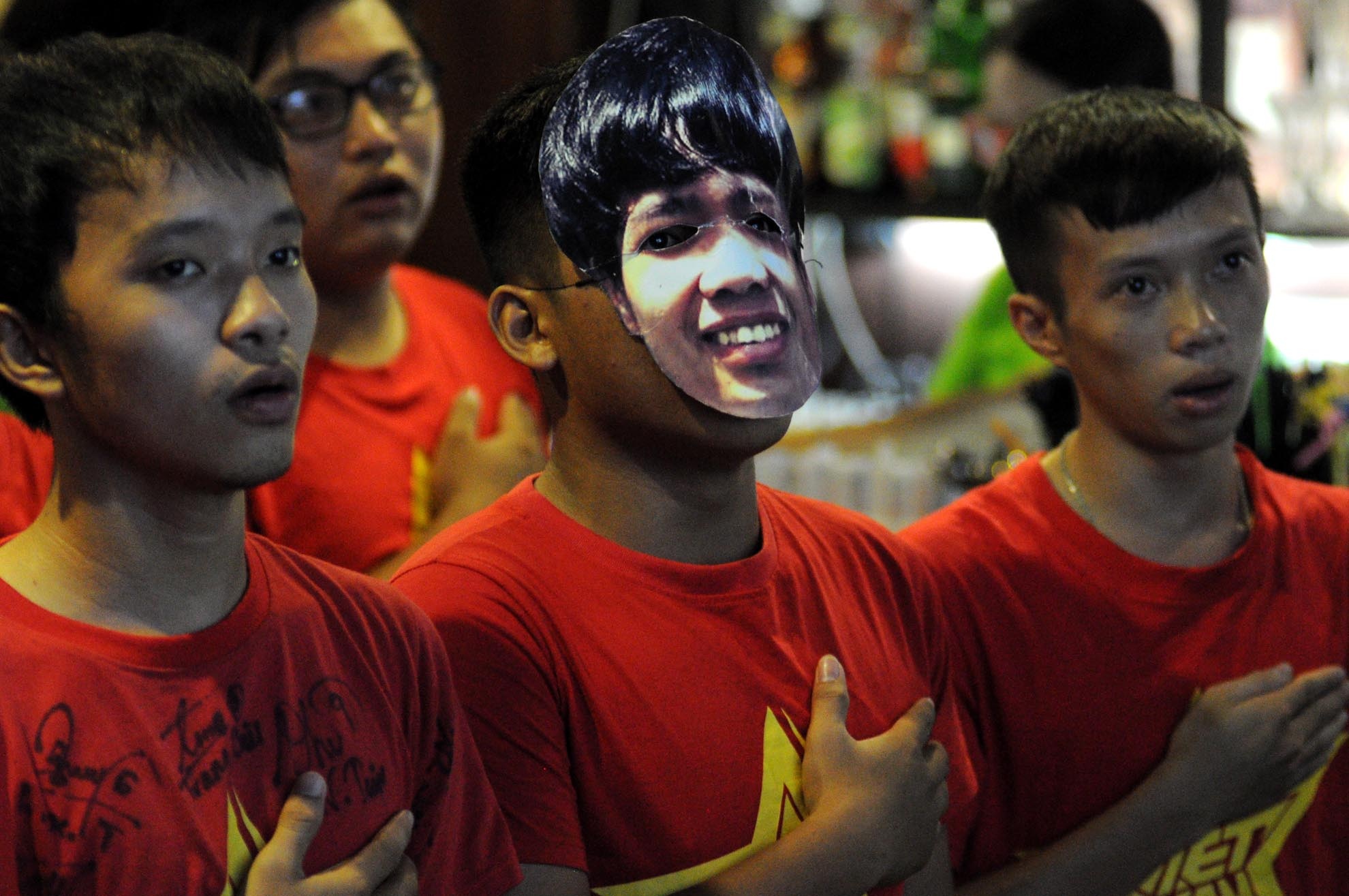 Chiều 9/10, cổ động viên Việt Nam tại Sài Gòn đã tổ chức buổi offline để cổ vũ đội tuyển U19 VN thi đấu.