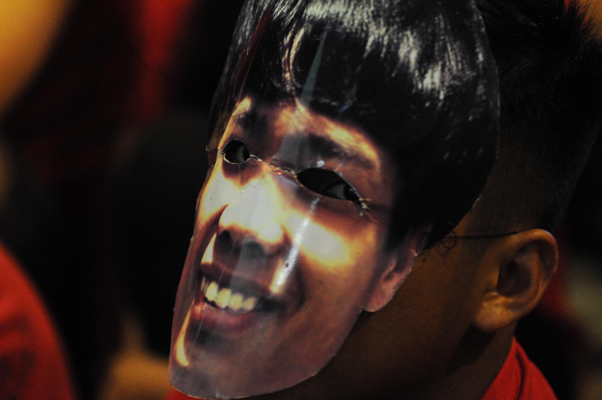 Bạn Ngọc Thoảng (Sinh viên ĐH Văn Lang) tự làm chiếc mặt nạ hình tiền đạo Công Phượng để cổ vũ cho đội nhà.