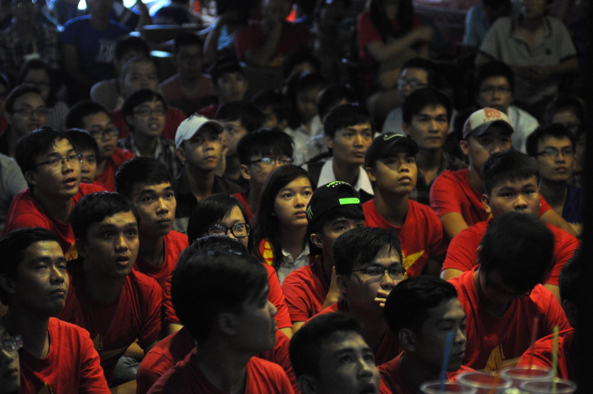 Rất đông các bạn trẻ tụ tập cùng nhau theo dõi trận đấu.