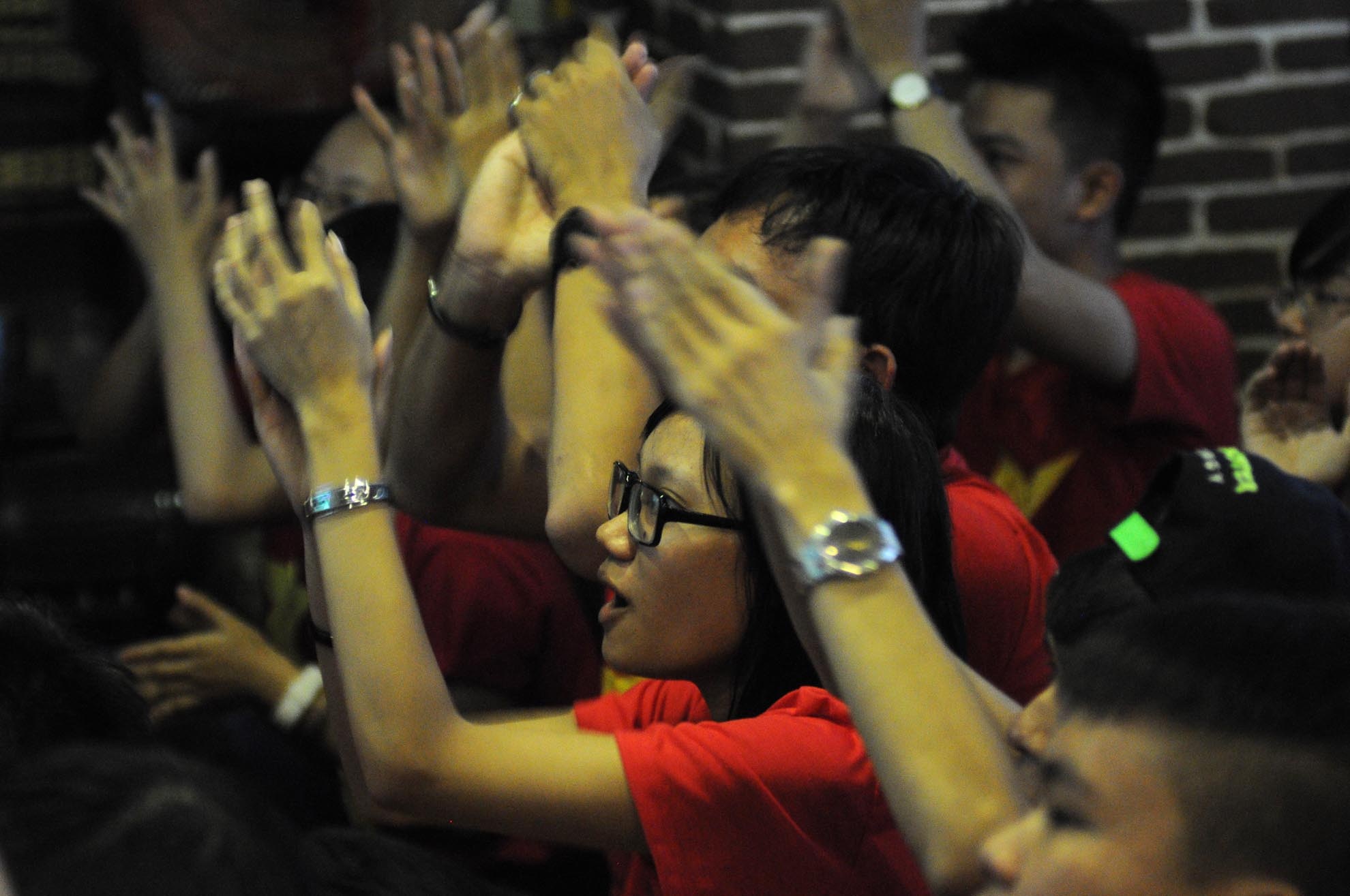 Cùng hô vang, tạo khí thế cuồng nhiệt suốt trận đấu.