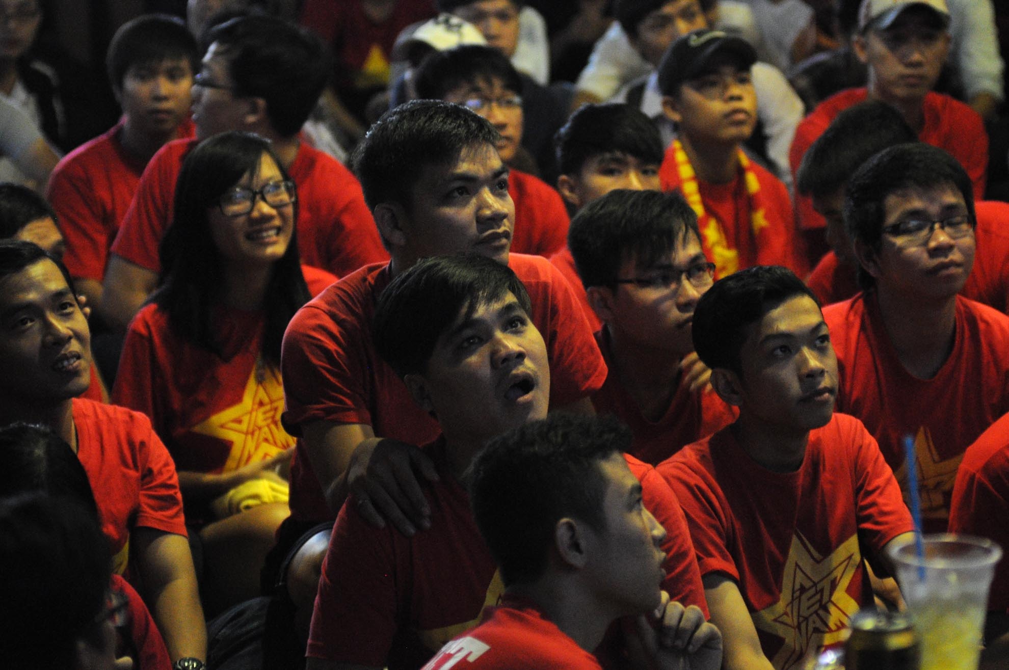 Người hâm mộ theo dõi từng đường bóng của U19 VN.