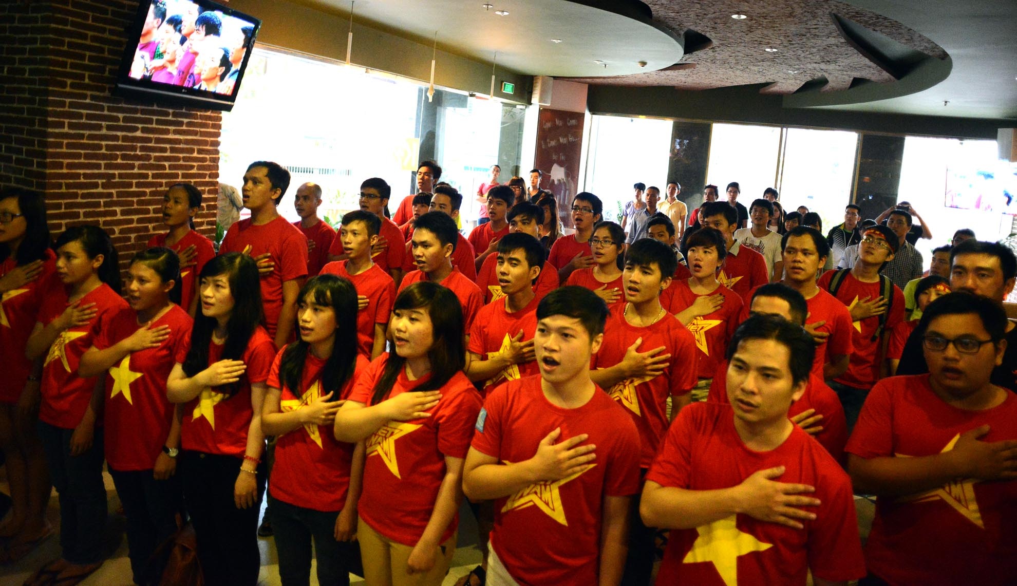 Cùng làm lễ chào cờ và hát vang bài Quốc ca đồng hành với các cầu thủ trẻ.