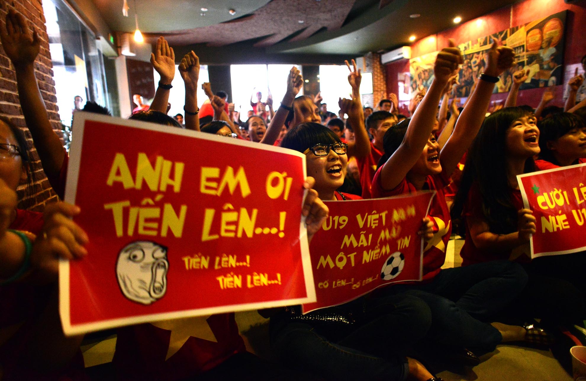 Các fan hâm mộ nữ in những pano để tiếp thêm sức mạnh cho đội tuyển U19 VN.