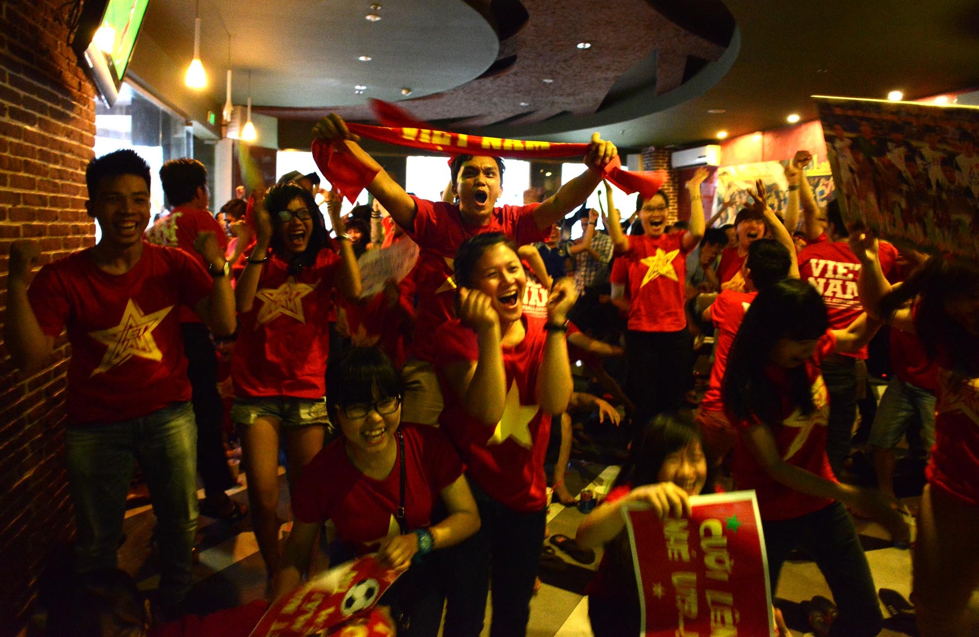 Pha ghi bàn của Thanh Tùng ở hiệp 1 khiến các CĐV vui mừng, phấn khích.