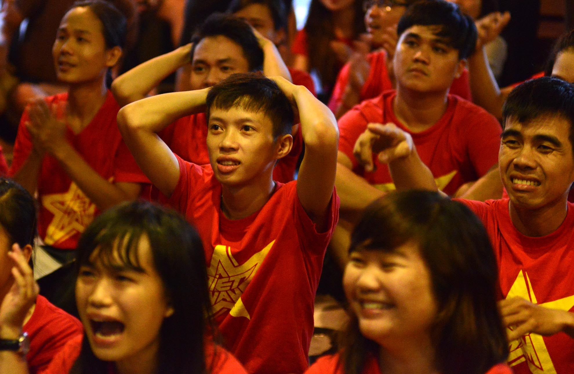 Trận đấu chỉ còn ít phút, đội tuyển U19 VN bị gỡ hòa khiến các CĐV tỏ ra tiếc nuối.