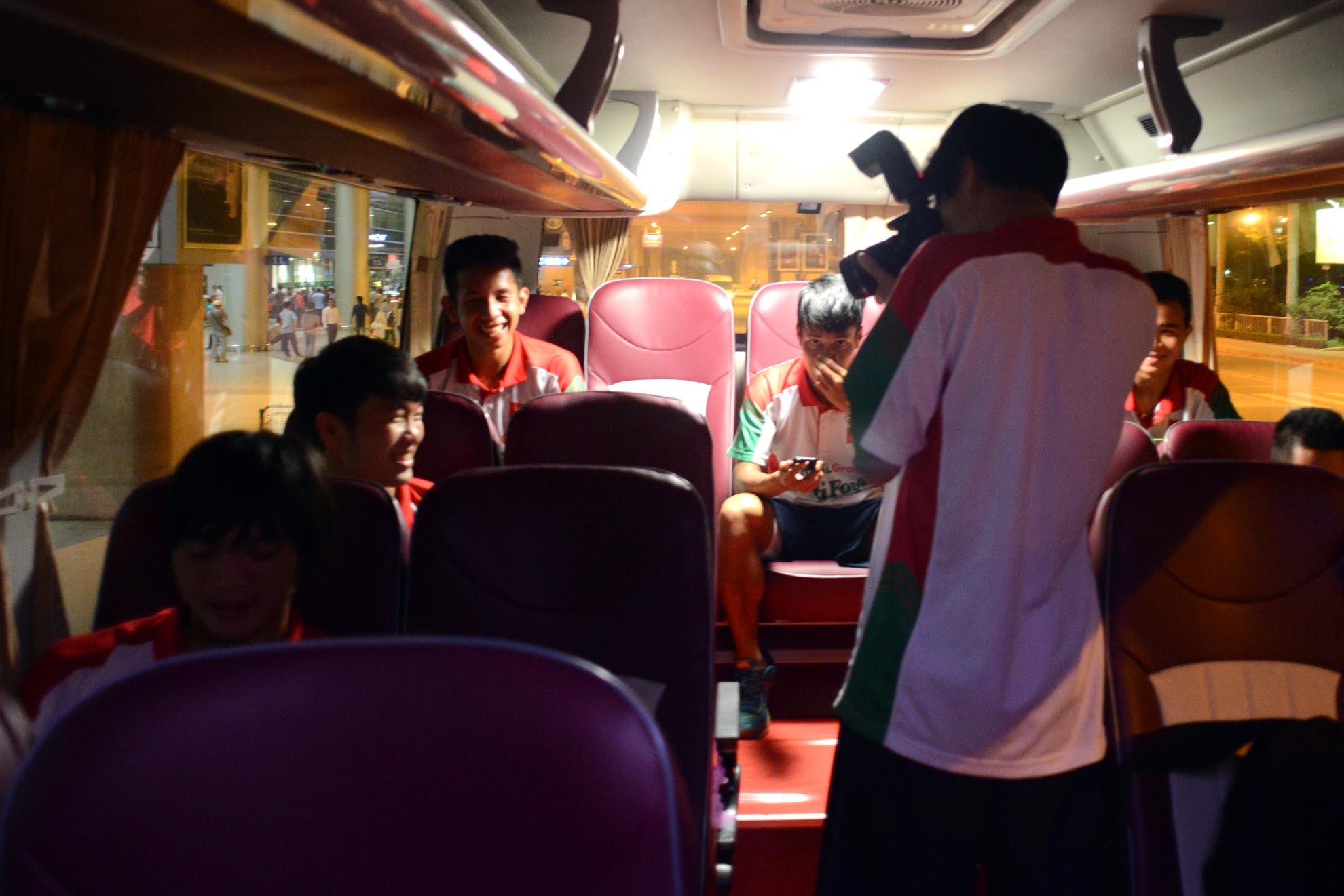 Các cầu thủ trẻ chụp hình kỷ niệm cho nhau trước khi rời sân bay về lại Gia Lai.