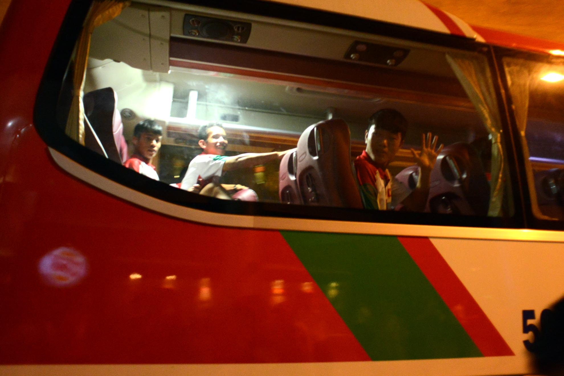 Tiền vệ Lương Xuân Trường chào tạm biệt người hâm mộ để về trung tâm Hàm Rồng.