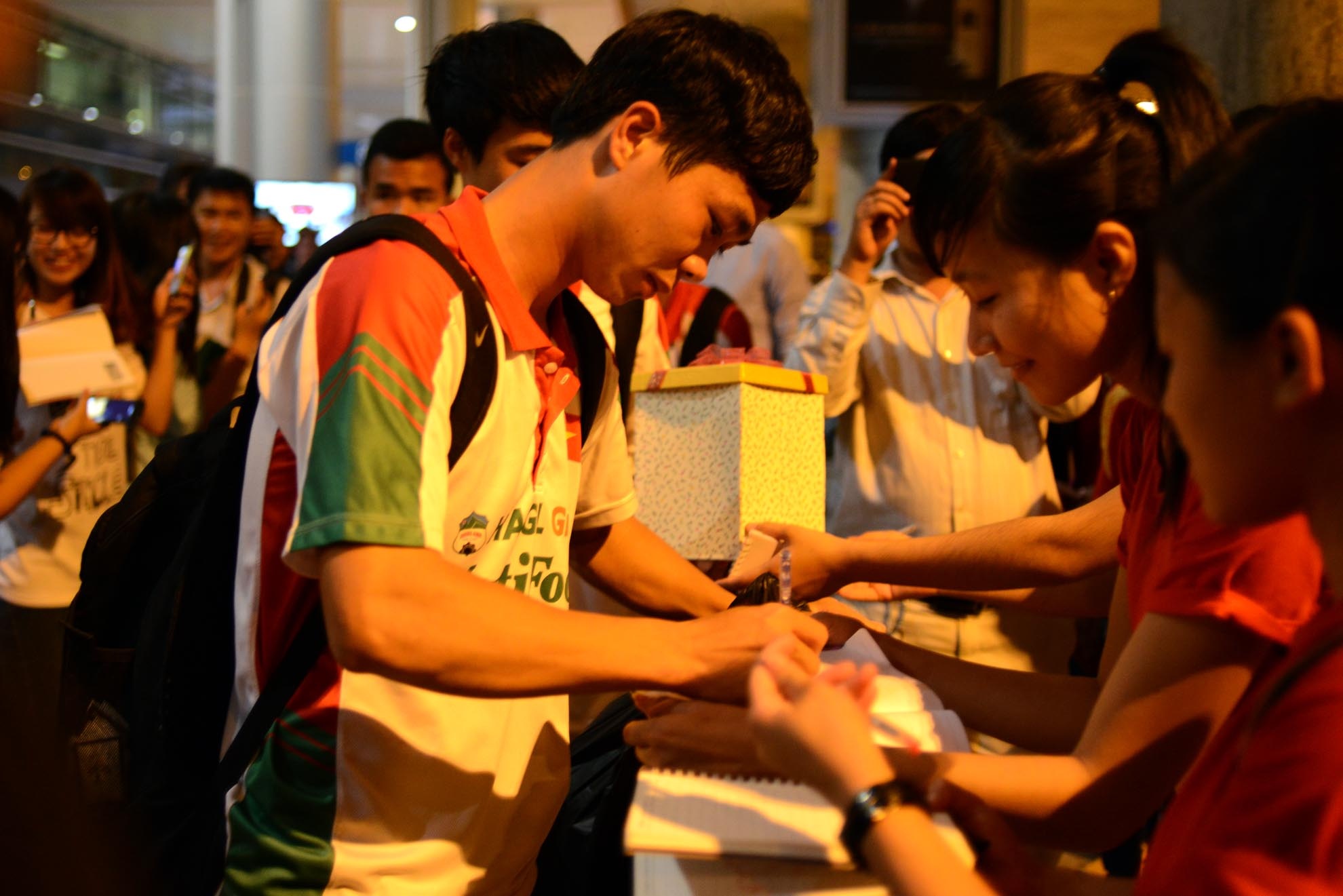 Người hâm mộ đã chờ đón từ sớm để xin chữ ký, tặng hoa và chụp hình lưu niệm cùng các cầu thủ trẻ.