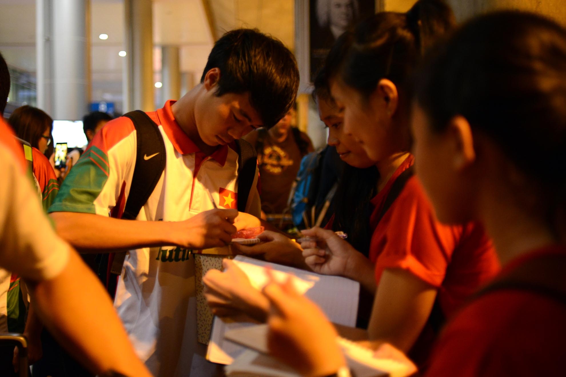 Dù bị loại sớm, nhưng người hâm mộ vẫn dành niềm tin yêu về lứa cầu thủ tài năng của bóng đá Việt Nam.