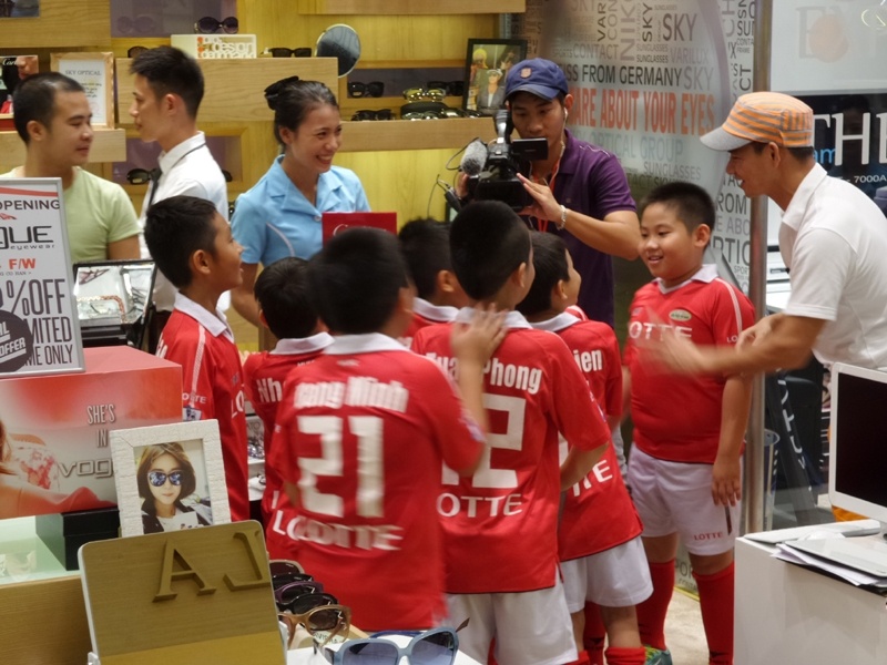 Xuân Bắc giao nhiệm vụ cho các cầu thủ nhí.