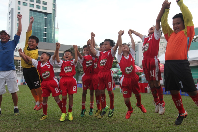 Xuan Bac co vu het minh cac cau thu nhi hinh anh