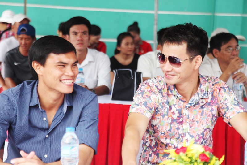 Tiền vệ Phan Văn Tài Em và danh hài Xuân Bắc.