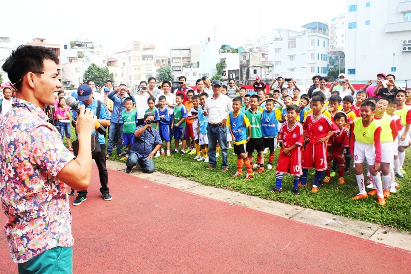 Xuân Bắc khuấy động không khí trước các trận đấu.