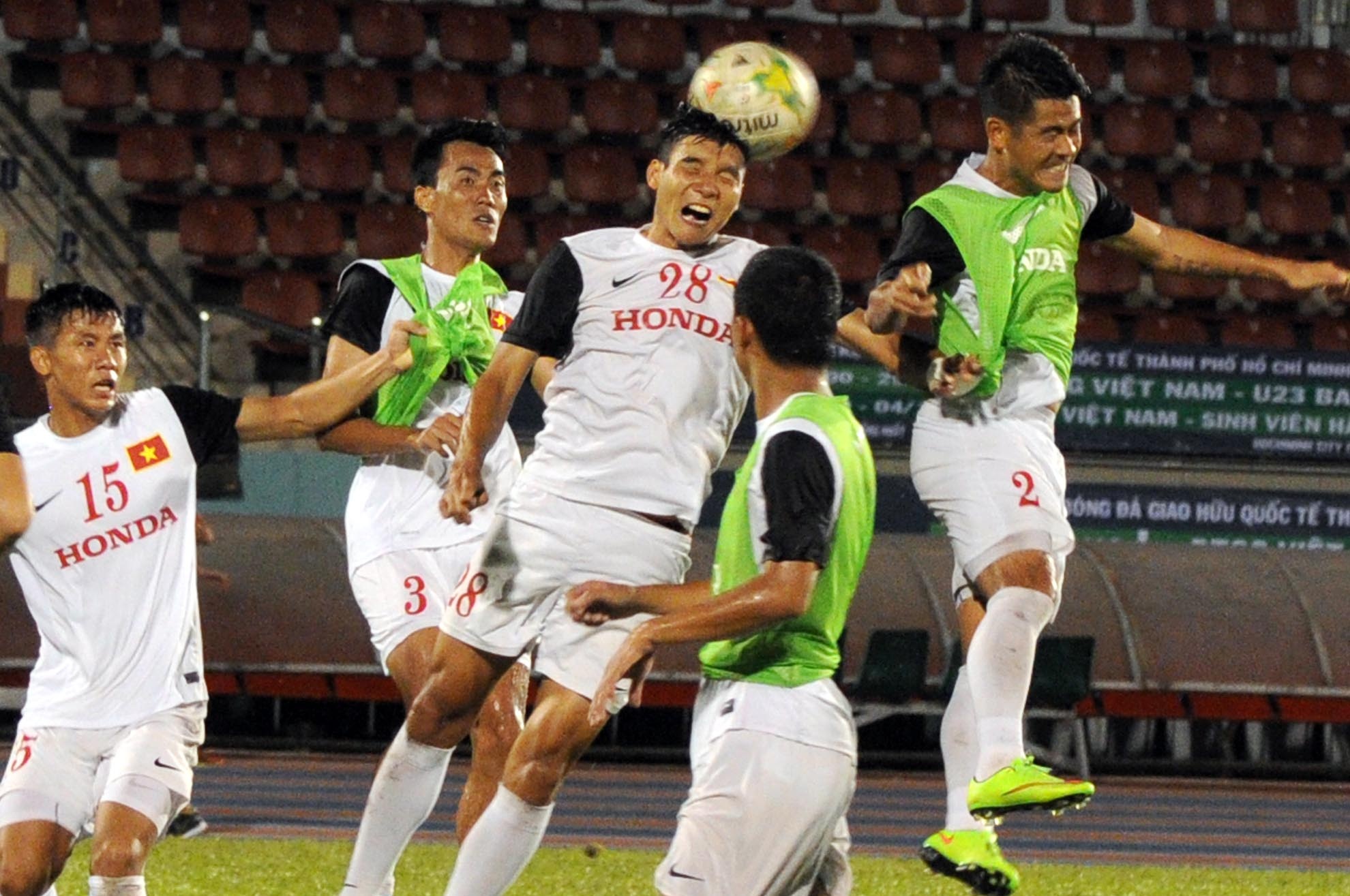 Tuyen thu Viet canh tranh quyet liet vi suat da chinh hinh anh