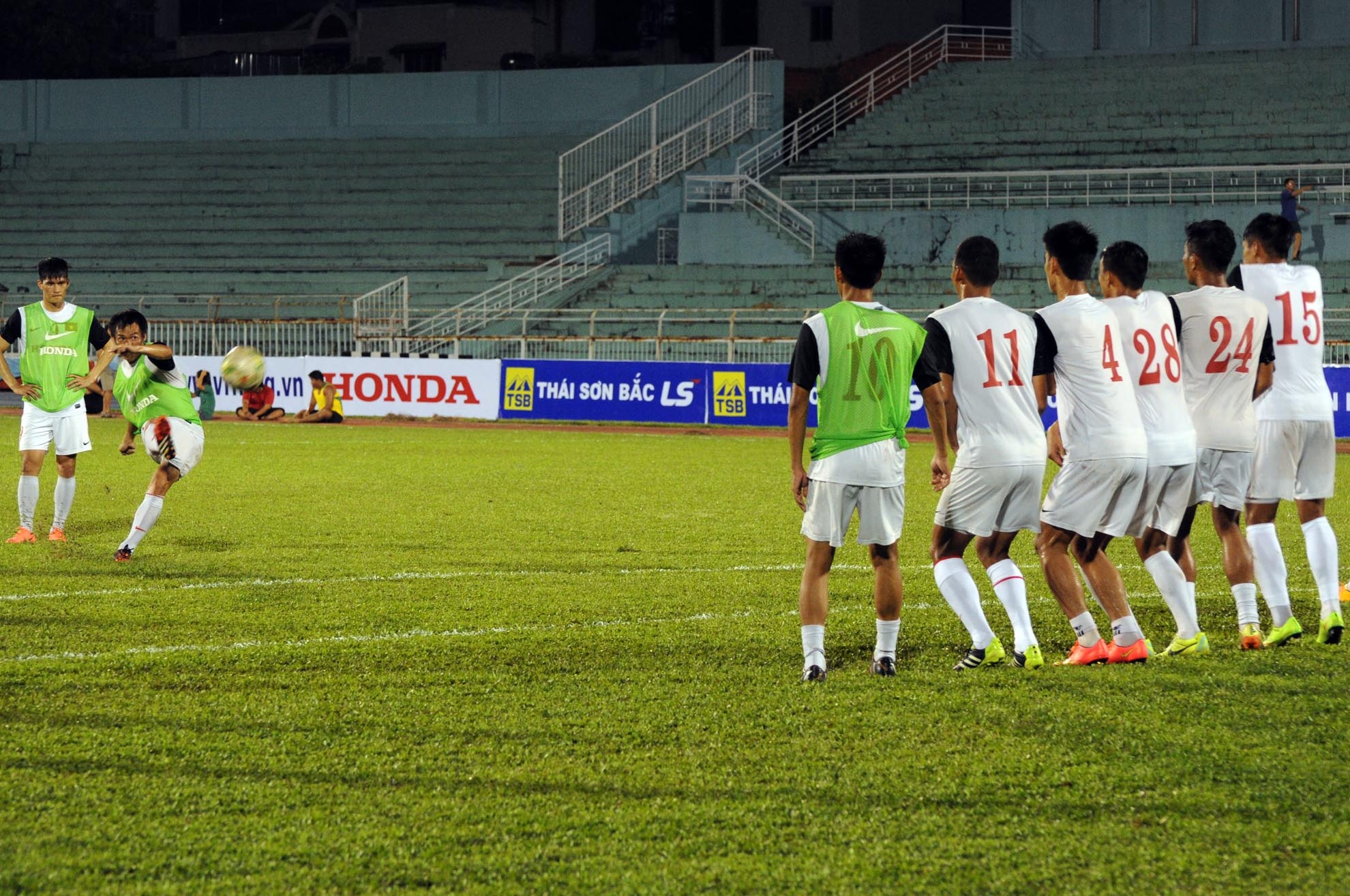 Tiền vệ Tấn Tài được giao nhiệm vụ đá phạt hàng rào trong buổi tập luyện.