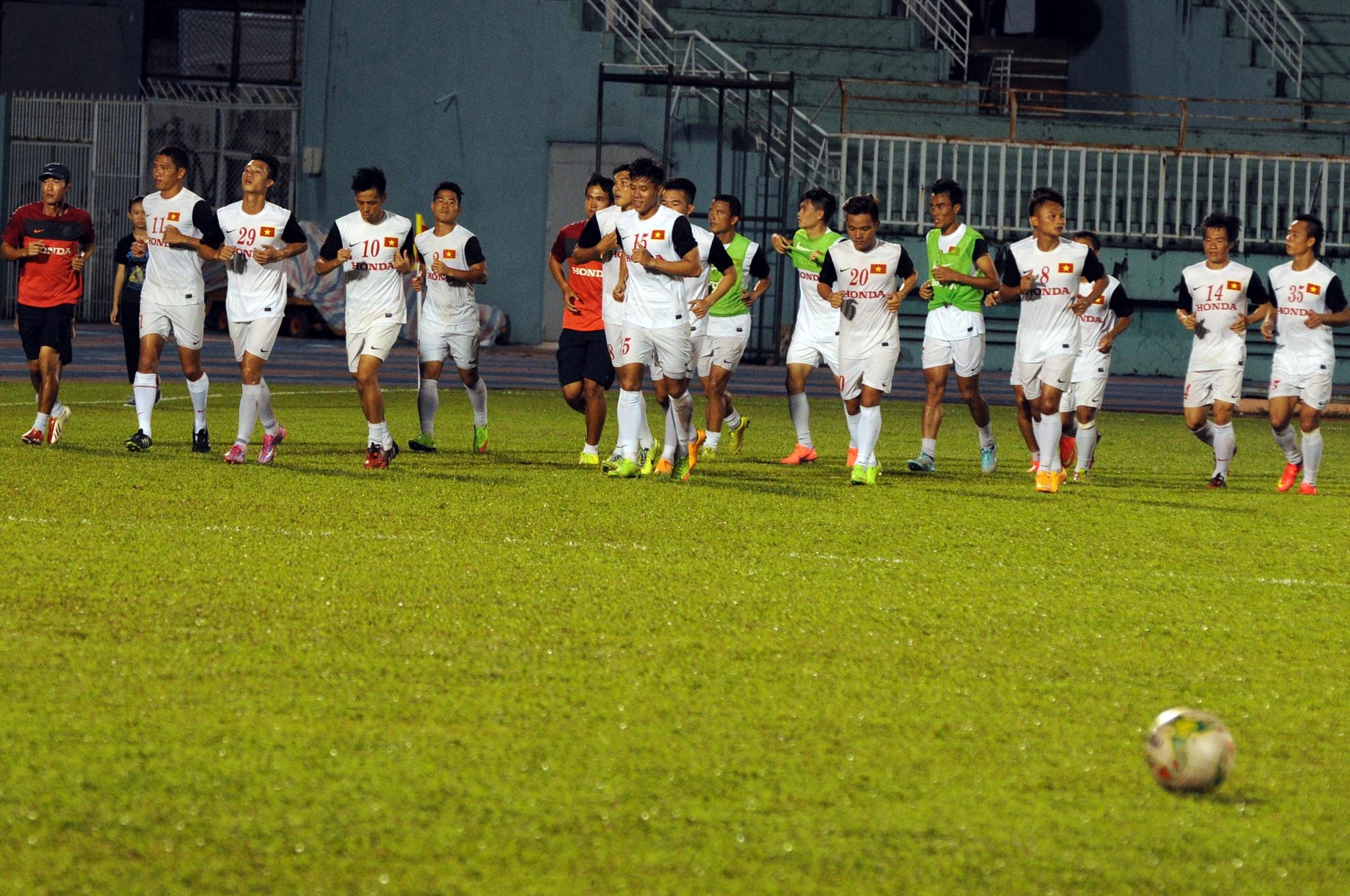Sau buổi tập, các cầu thủ chạy bộ để thả lỏng cơ thể, chuẩn bị cho trận đấu gặp U23 Bahrain vào ngày mai (29/10).  