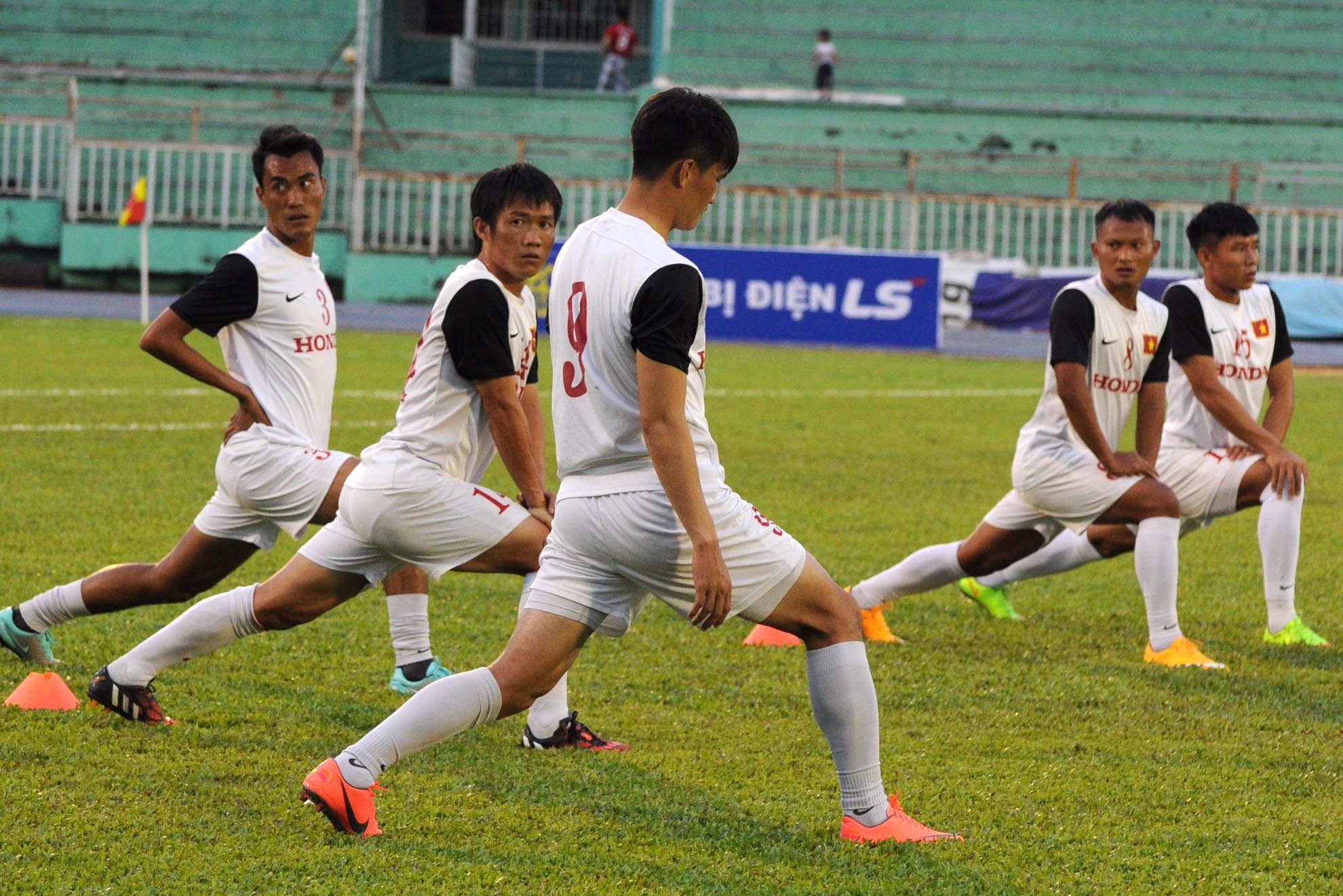 Buổi tập kéo dài khoảng 80 phút, các cầu thủ khởi động kỹ để tránh chấn thương.