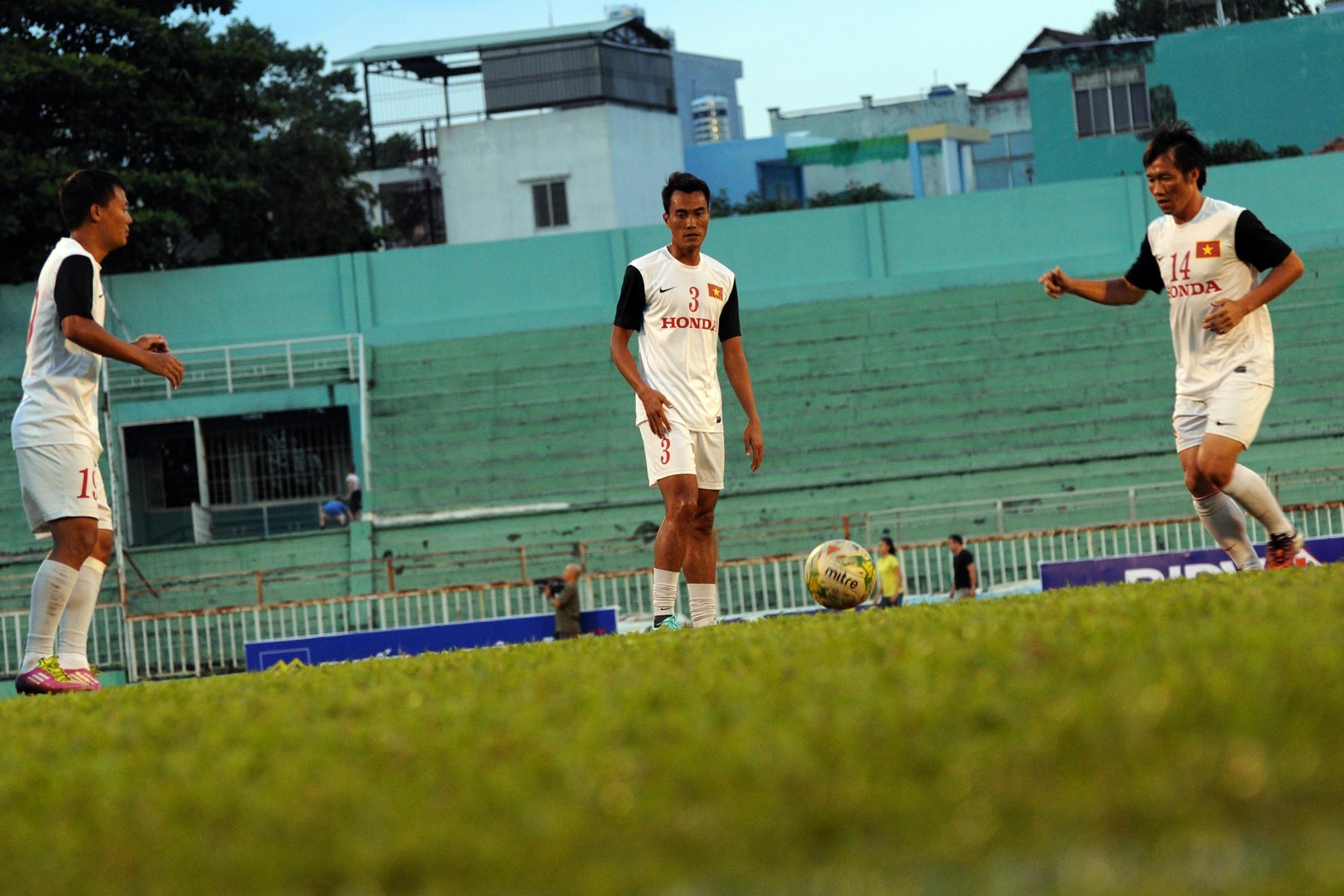 Trong buổi tập chiều nay, HLV Miura chỉ đạo các học trò phối hợp đá bóng ban bật một chạm.