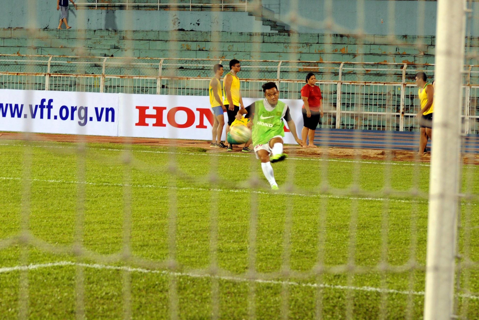 Ngoài ra, các cầu thủ còn tập chiến thuật tạt bóng từ 2 biên vào để tiền đạo đánh đầu.