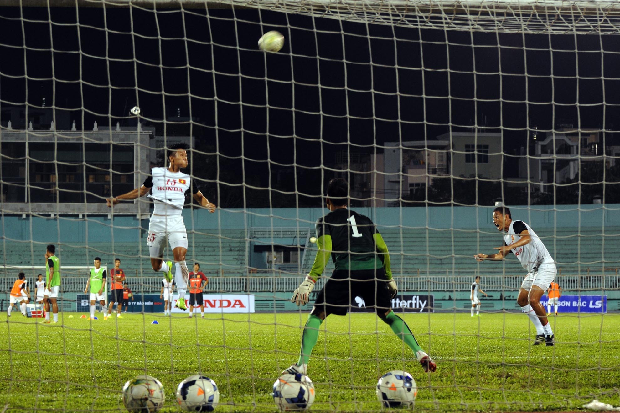 Bài tập nhằm khắc phục yếu điểm chơi bóng bổng của cầu thủ đội tuyển VN.