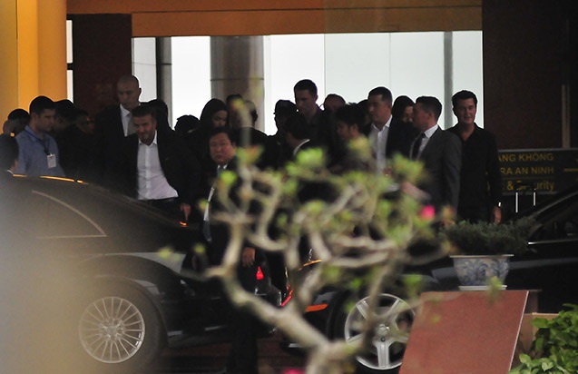 Sau khi làm thủ tục nhập cảnh ở cửa VIP, Beckham nhanh chóng lên xe về khách sạn. Ảnh: Q.T