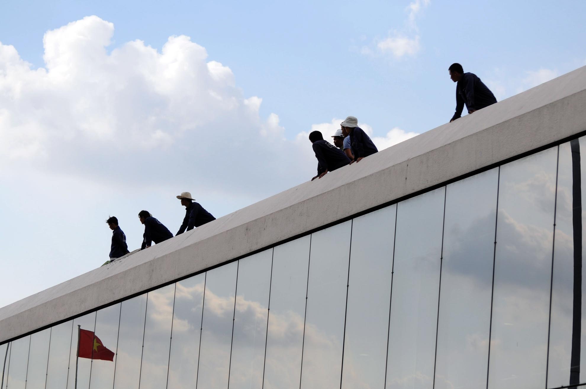 Nhiều người leo lên cao để nhìn rõ hơn cầu thủ nổi tiếng.