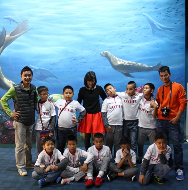 Các cầu thủ nhí hào hứng tham quan thủy cung Jamsil.