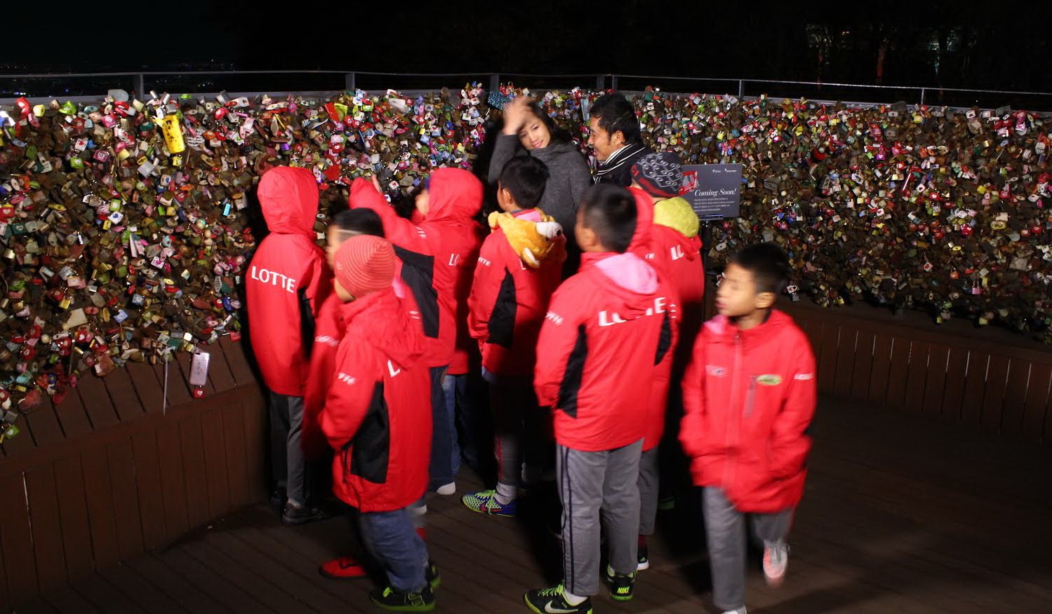 Các cầu thủ nhí hào hứng treo khóa tình yêu ở Namsan.