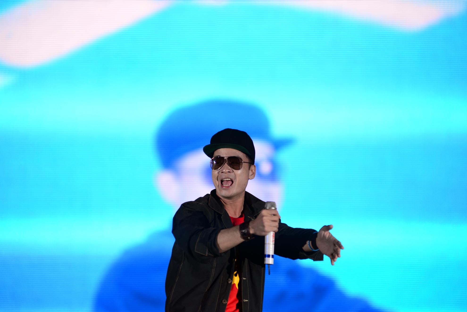 ca sĩ Hà Okio thể hiện ca khúc sôi động hâm nóng bầu không khí trên sân.