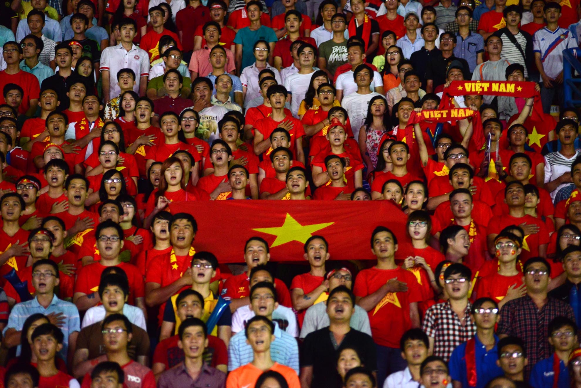 Khán giả Sài Gòn lần đầu tiên được theo dõi bóng đá trên màn hình lớn 100m2.